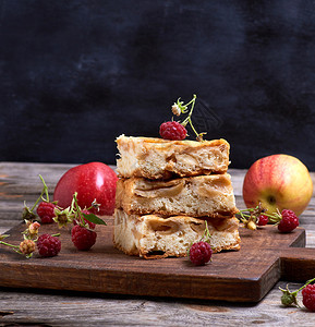 苹果派正方形的堆在棕色木板海绵蛋糕上美味的高清图片素材