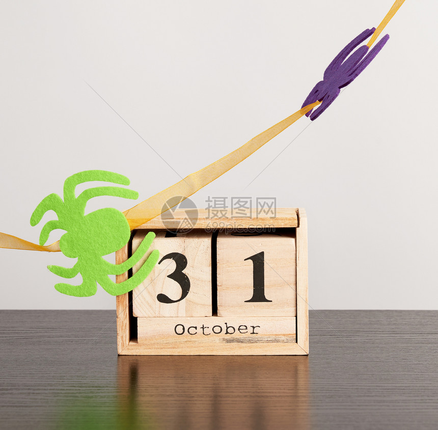 10月3日在黑桌上的木制立方体日历庆祝万圣节图片