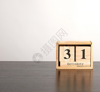10月3日期在黑桌上的立方木日历庆祝万圣节最低要求复制空间图片