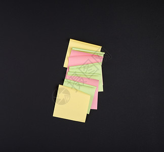 在木框黑板上挂在的空方形多色贴纸商业概念图片