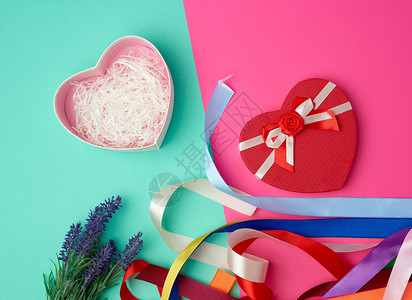 红心形礼品盒以粉红绿色背景顶视图喜庆背景为弓首图片