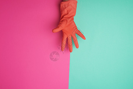 用橡皮橙色手套清洗穿着女手戴的房屋彩色背景图片