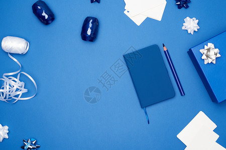 纸板礼品箱弓深蓝背景包装带中间空趋势颜色背景图片