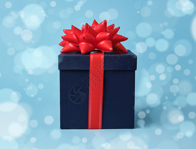蓝色背景的礼物和丝绸红弓美丽的箱式礼物任何用途的伟大设计背景图片