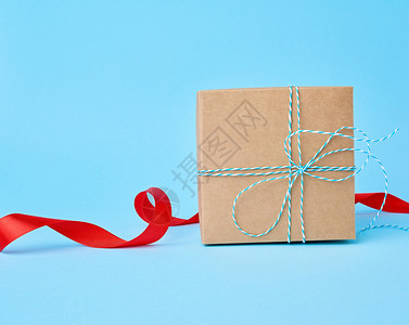 蓝色背景的礼物和丝绸红色带漂亮的盒装礼物任何用途的设计都很棒背景图片