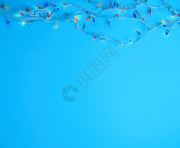 白丝网上燃烧的圣诞花园蓝色背景的彩多灯光阴暗空间图片