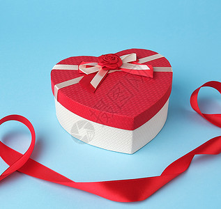 红色心形礼物盒蓝色背景的弓顶部视图节日背景情人礼物图片