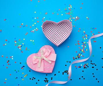 粉红背景的色纸板盒彩闪亮的蛋白生日节情人的喜庆背景图片