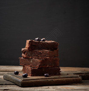 木质表面配有胡桃的巧克力蛋糕和胡桃土制食品巧克力糕点甜食自制点图片