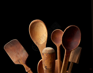 各种勺子和厨房木用具黑色背景图片