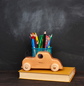 黑色蓝金属持有者黑色背景返回学校的木制玩具书多彩笔铅和其他文具背景图片