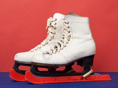 红色背景运动设备复制空间的滑冰架白色雪冰图片