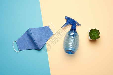 可重新使用的纺织品面罩海蓝色底盘为消毒器的蓝瓶子顶视图图片