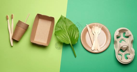 棕色手工艺纸和回收材料的废纸用具绿色背景塑料排斥概念零废物背景图片