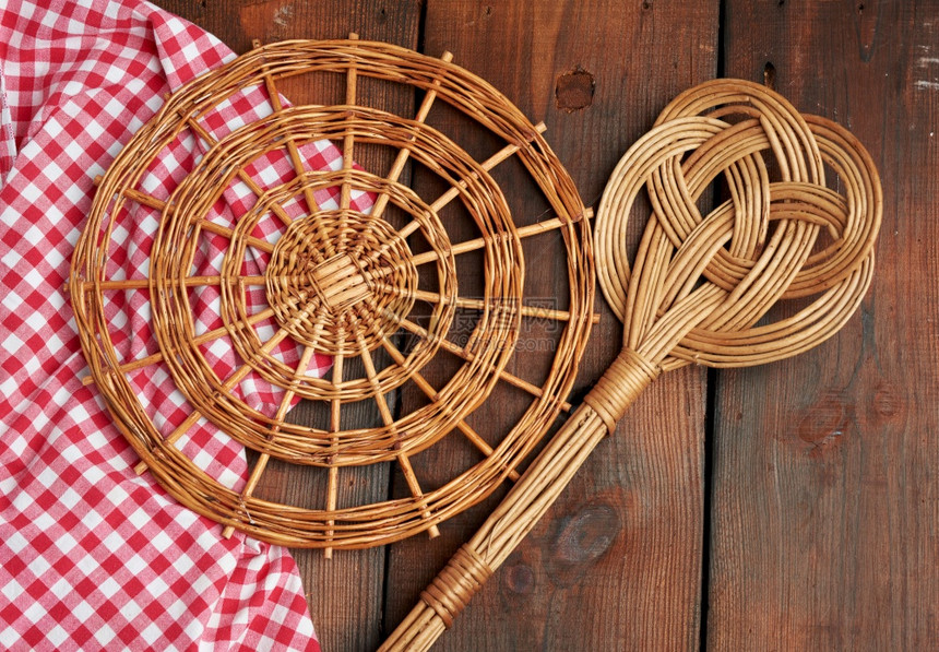 勺子和圆螺旋球代表棕色木制桌上的锅子顶视图图片