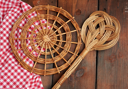 勺子和圆螺旋球代表棕色木制桌上的锅子顶视图图片