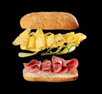 烤焦白面包薄片牛肉香肠乳酪和黄瓜黑色背景图片