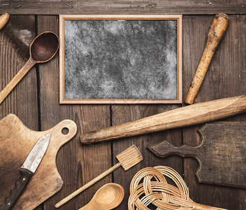 空黑框和木制厨房古老物品滚针空勺子刀棕色木制桌板顶视图图片