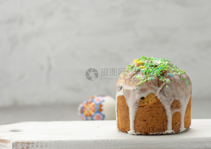 复活节传统甜点糕用彩色的喷洒复制空间装饰和图片