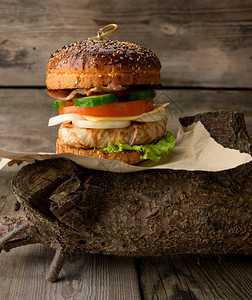 带包肉和蔬菜的芝士汉堡木本快餐图片