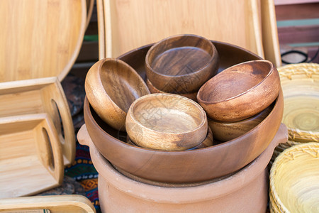 用于进食的木制空碗背景图片