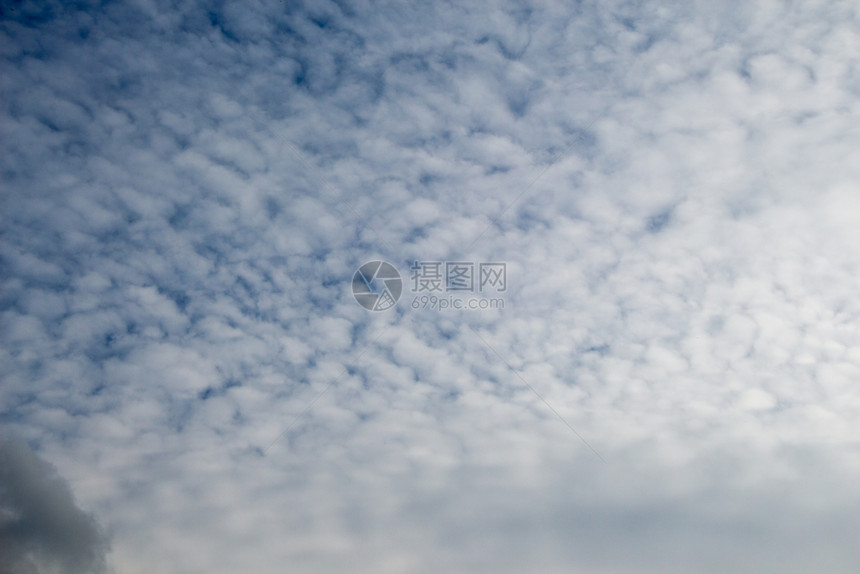 白彩云在天笼罩蓝空图片