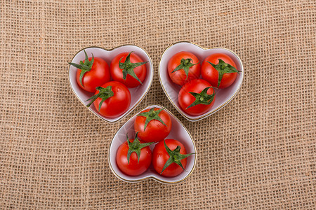 红熟樱桃番茄在心形碗中的番茄高清图片