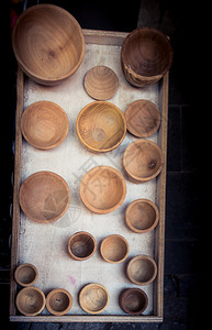 用于进食的木制空碗背景图片