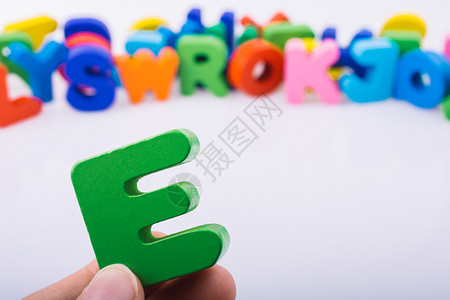 E字母立方由木制成图片