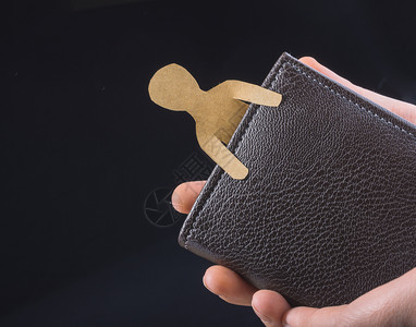 手头钱包里纸被人切除的形状背景图片
