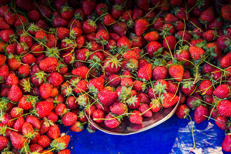 土耳其街头集市的草莓图片