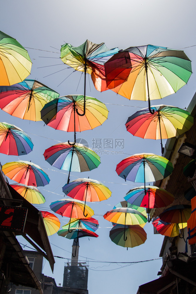 天空街装饰中使用的彩色雨伞图片