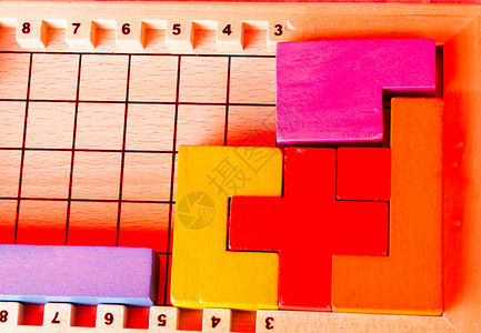 俄罗斯方块游戏机木制板上各种颜色和形状的木制块背景