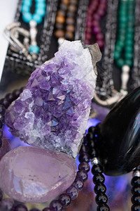 生紫罗兰含晶的美术家精华岩背景图片