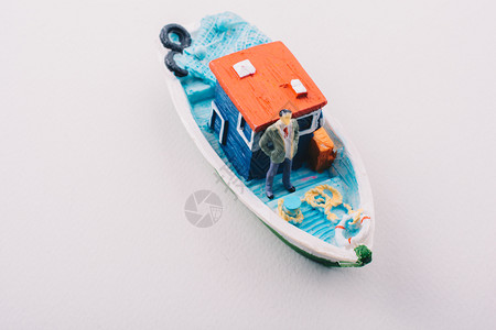 小蓝人小多彩的渔船模型上有个小矮人背景