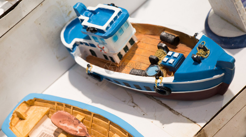 小型大鲜多彩的帆船模型图片