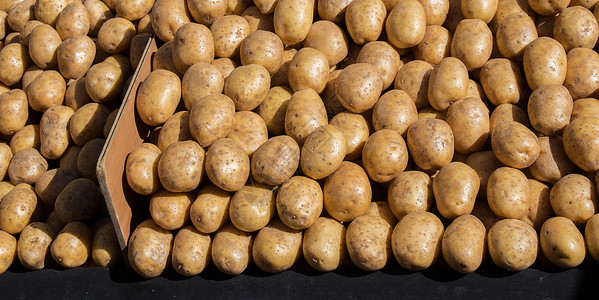 土豆在耳其街头的集市里图片