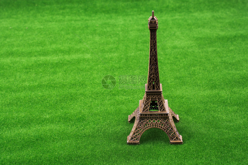 假绿色草地上的小型模艾菲尔铁塔图片