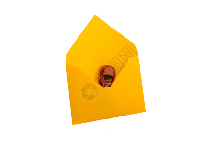 黄色信封中的红小车背景图片