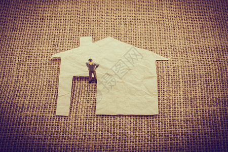 男雕像和房子的形状纸上剪掉的图片