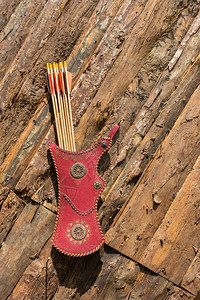 木头箭头弓箭手的旧式木头背景