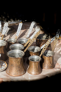 土耳其以传统方式制造的咖啡壶背景图片