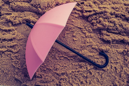 从上到下看沙粉红雨伞背景图片