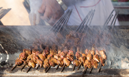 土耳其式的肉碎石烧烤在架上热高清图片素材
