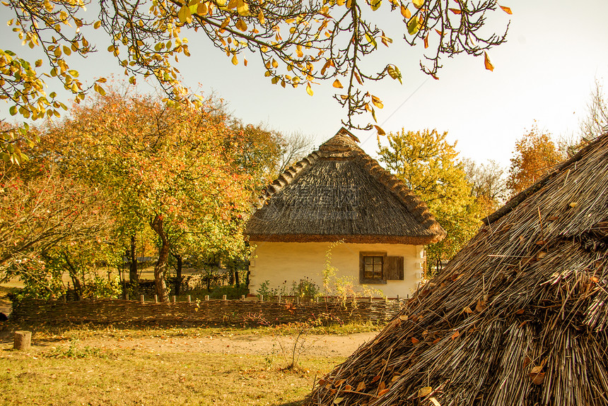 传统的乌克兰农村小屋有稻草顶图片