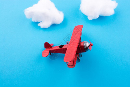 蓝色背景的红色小模型飞机图片