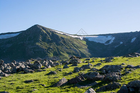 阿尔特文高地山丘的美丽风景与冰川图片