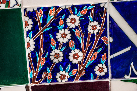 古老的土制瓷砖有花卉形态图片