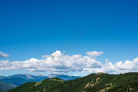 从阿特文高原的风景色看森林山脉图片