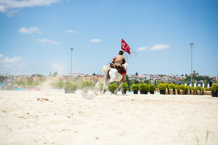 土耳其男子和骑马人族裔服装实例图片